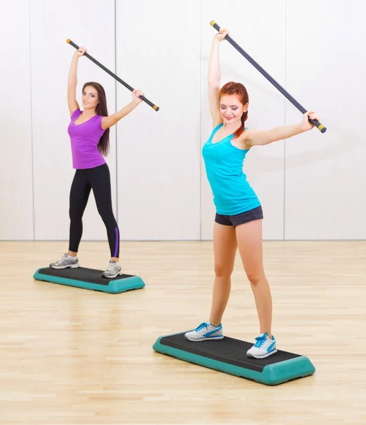 Two sporty girls at fitness club — Stock Photo, Image