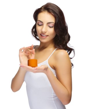 Kremalı genç kız.