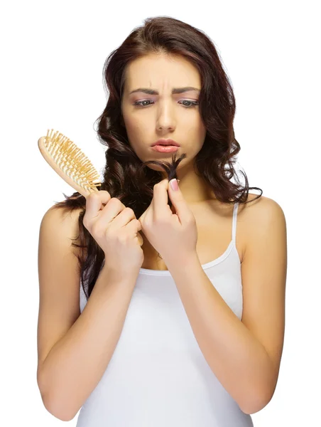 Chica joven con cepillo de pelo — Foto de Stock