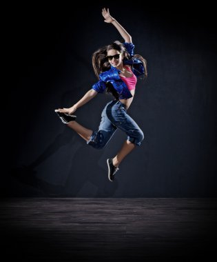 Modern dansçı kız (karanlık ver)