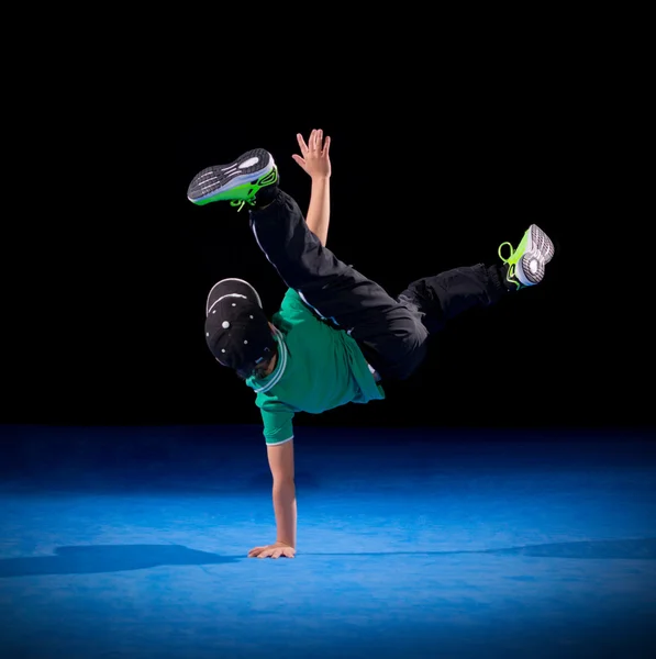 Pequeno menino breakdancer — Fotografia de Stock