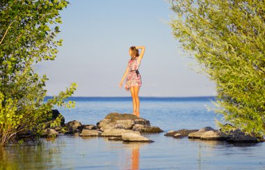 Çakıl deniz sahilinde gurl