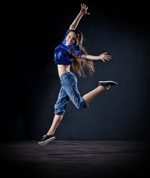 Молодая девушка современная танцовщица ) — стоковое фото