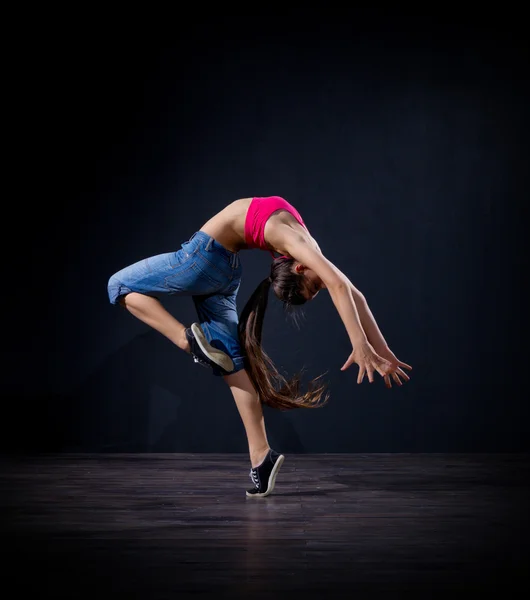 Chica joven bailarina moderna (ver normal ) — Foto de Stock
