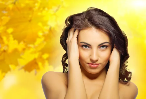 Young woman on autumnal background — Stock Photo, Image