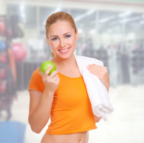 Jovem mulher no clube de fitness — Fotografia de Stock