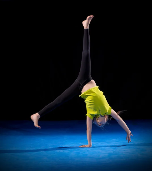 Маленькая девочка делает гимнастические упражнения — стоковое фото