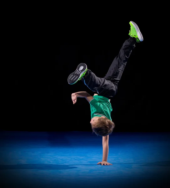 Pequeno menino breakdancer — Fotografia de Stock