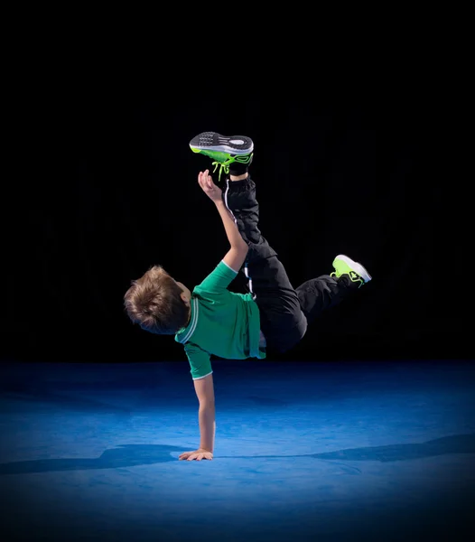 Breakdance für kleine Jungen — Stockfoto