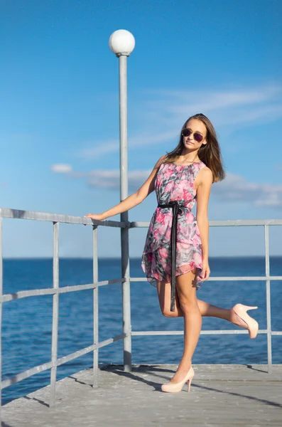 Chica joven en el muelle (ver normal ) —  Fotos de Stock