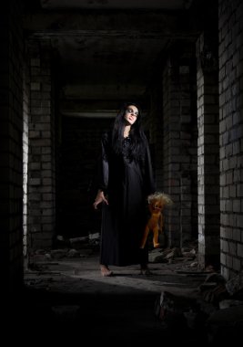 Zombi kız eski evinde