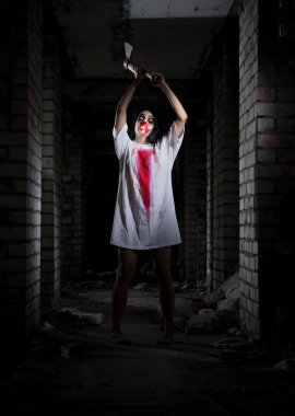 Zombi kız eski evinde