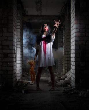 Zombi kız eski evinde