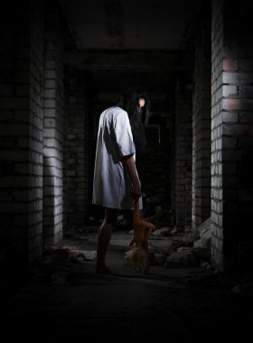 Zombi kız eski evinde