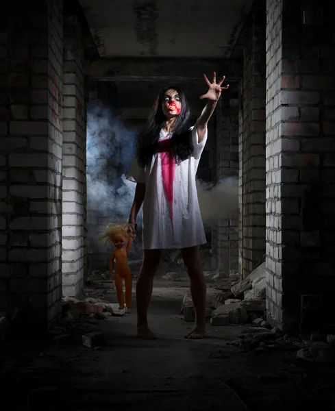 Zombie ragazza in vecchia casa — Foto Stock