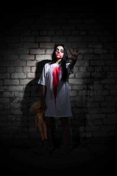 Zombie girl i gammalt hus — Stockfoto