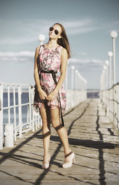 Chica joven en el muelle (ver antiguo ) —  Fotos de Stock