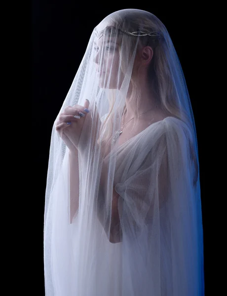 Genç elf kızı izole