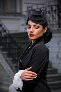 Genç kadın eski kostüm (normal ver)