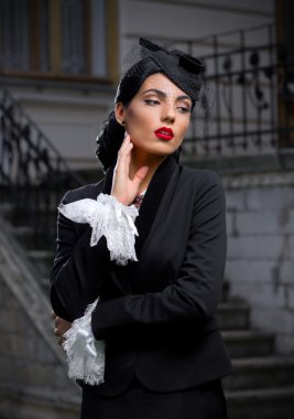 Genç kadın eski kostüm (normal ver)