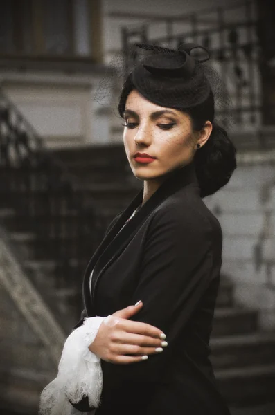 Mujer joven en traje antiguo (ver antiguo ) — Foto de Stock