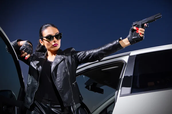 Gangster mulher com arma — Fotografia de Stock