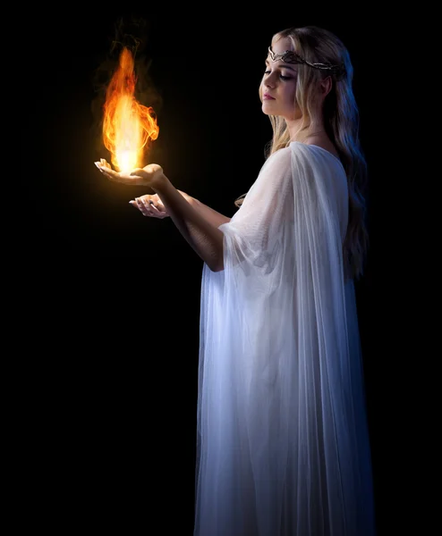 Genç Elf kızı izole ateşle