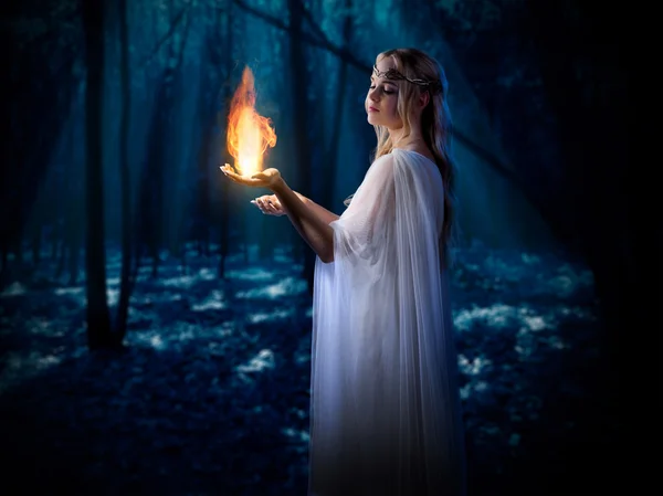 Fille elfe avec feu dans la forêt de nuit — Photo