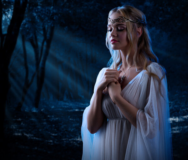 Эльфийская девушка в лесу
