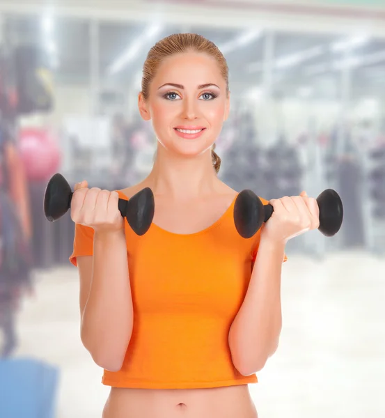 Sportieve vrouw in fitnessclub — Stockfoto