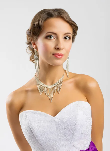 Mujer joven en vestido de novia —  Fotos de Stock