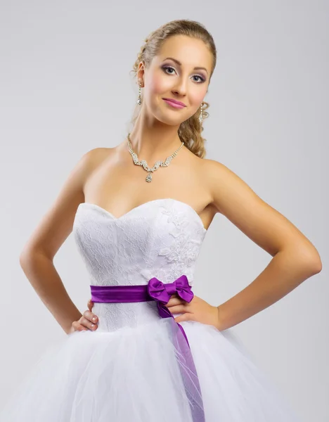 Mladá žena ve svatebních šatech — Stock fotografie
