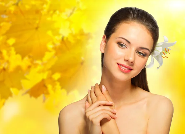 Young girl on autumnal background — Stock Photo, Image