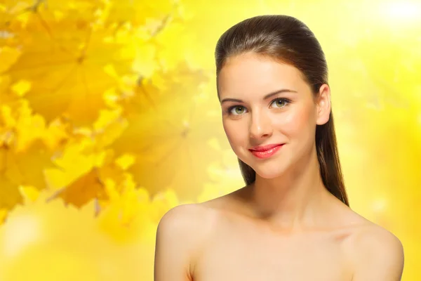 Young girl on autumnal background — Stock Photo, Image