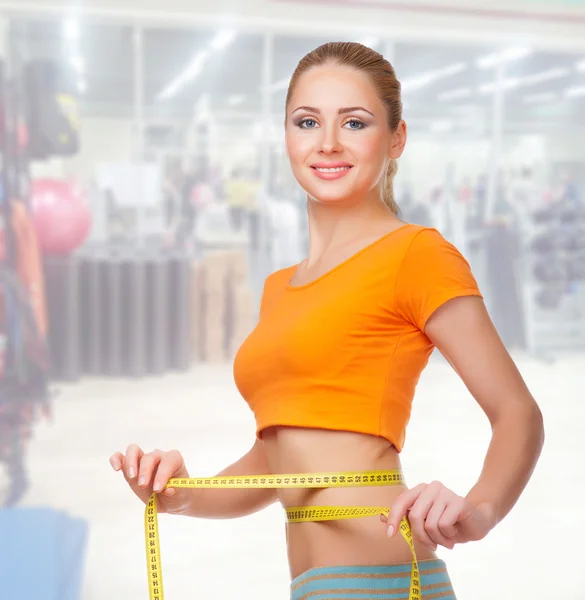 Sportieve vrouw in fitnessclub — Stockfoto