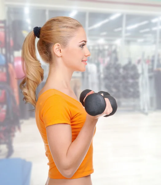 Sportiga kvinnan på fitness club — Stockfoto