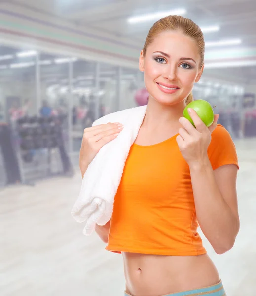 Sportliche Frau im Fitnessclub — Stockfoto