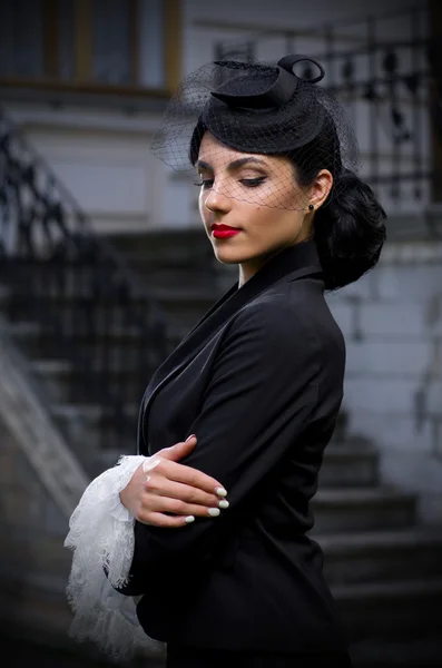 Mujer joven en traje de estilo retro (ver normal ) — Foto de Stock