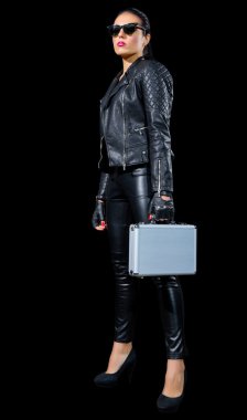 Metalik kılıf deri giysili kızı