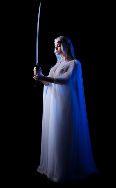 Эльфийская девушка с мечом — стоковое фото
