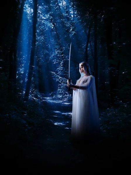 Elven menina com espada na floresta noturna — Fotografia de Stock