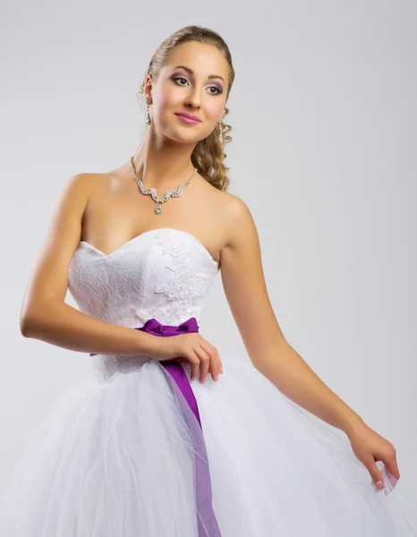 Donna in abito da sposa — Foto Stock