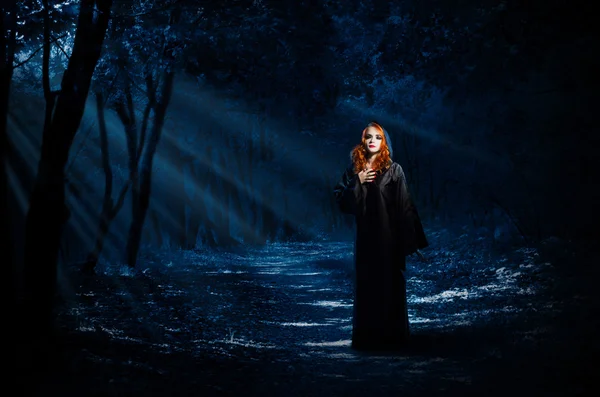 Čarodějnice v lese v noci — Stock fotografie