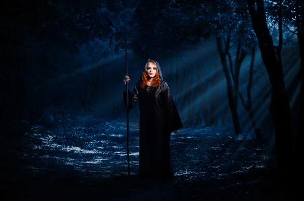 Bruxa na floresta noturna — Fotografia de Stock