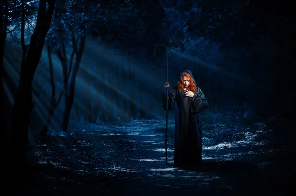 Witch in nacht bos — Stockfoto