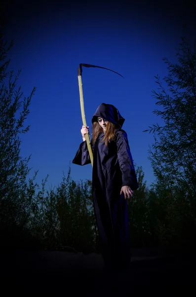 Zombie meisje met scythe — Stockfoto