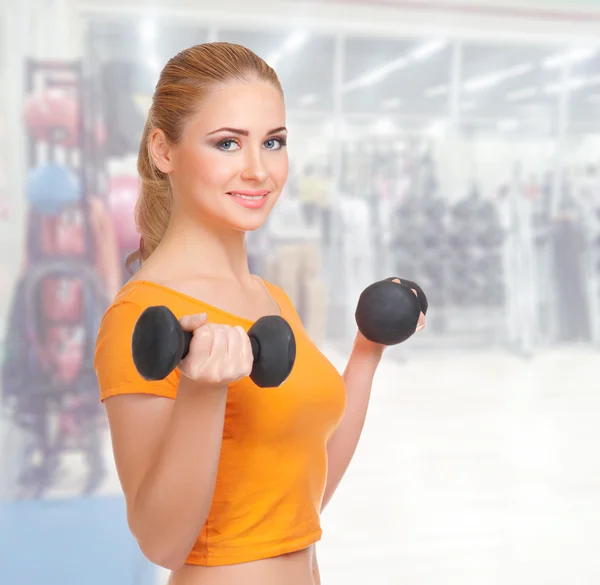 Jovem mulher no clube de fitness — Fotografia de Stock