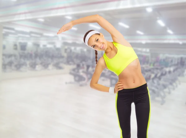 Deportiva chica en el gimnasio — Foto de Stock