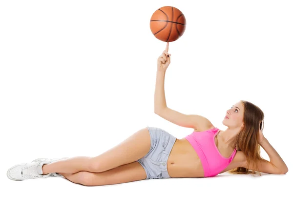 Młoda dziewczyna z piłkę do koszykówki — Zdjęcie stockowe