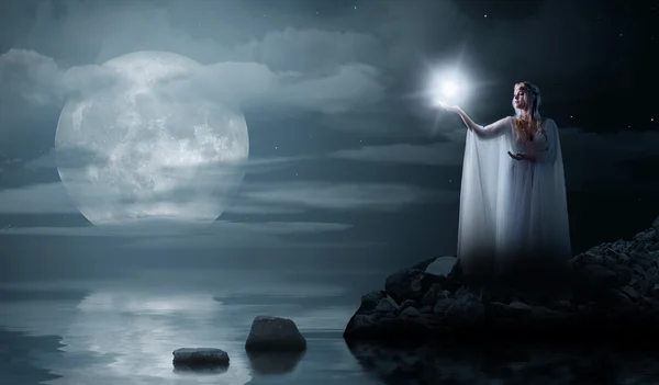 Elf kızı deniz kıyısında izole yıldız